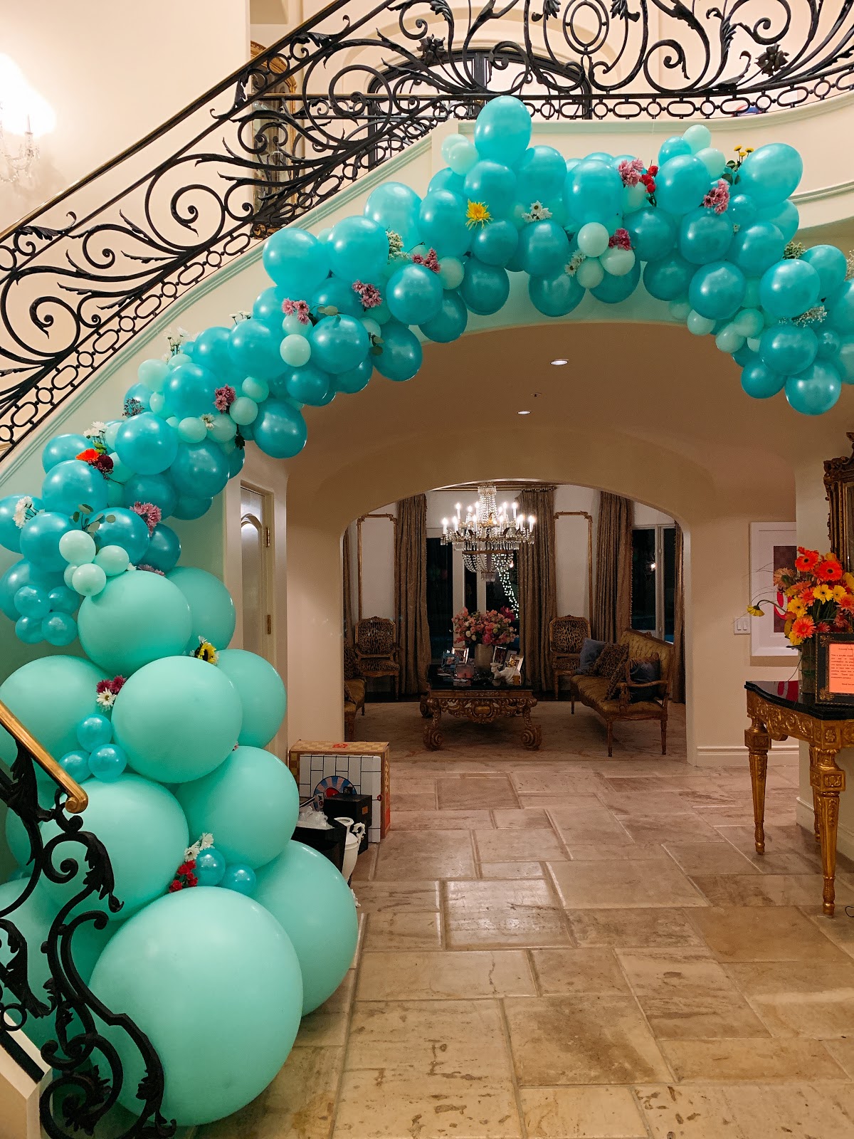 how-i-sell-custom-balloon-installations-business-to-celebrities-and-corporates